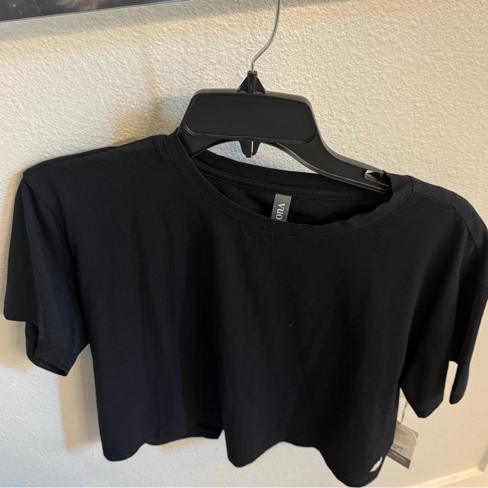 Vuori SHORT SLEEVE FEATHER CROSS BACK - Medium